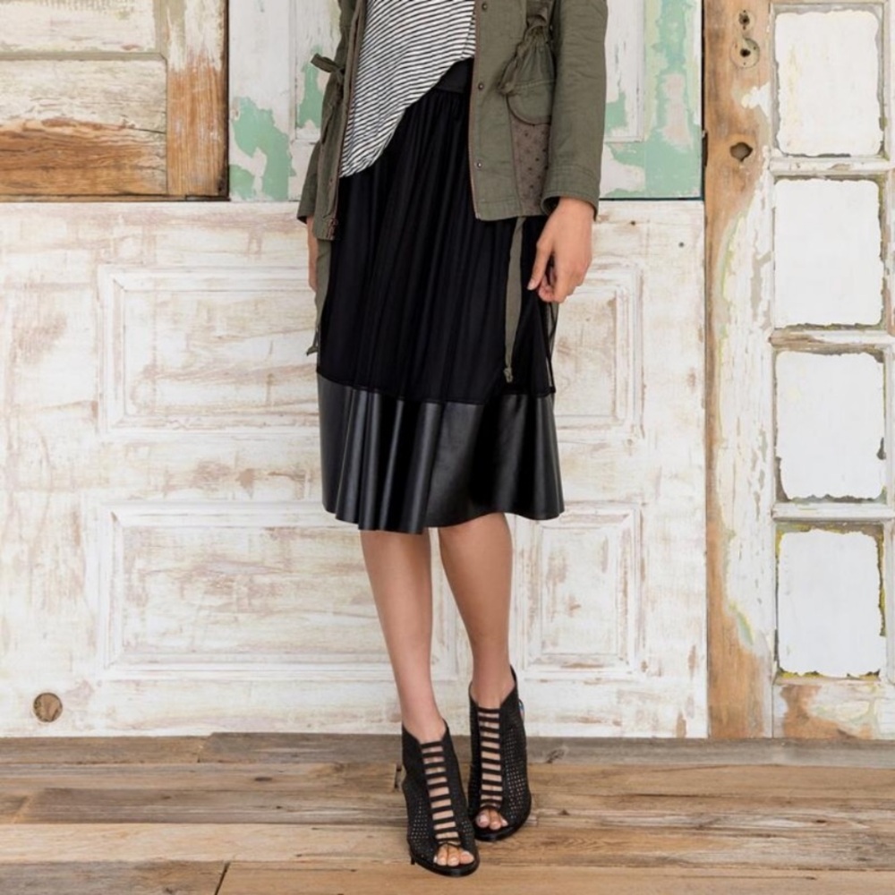 Francesca’s Clara Black Tulle Midi Skirt - Picture 2 of 7